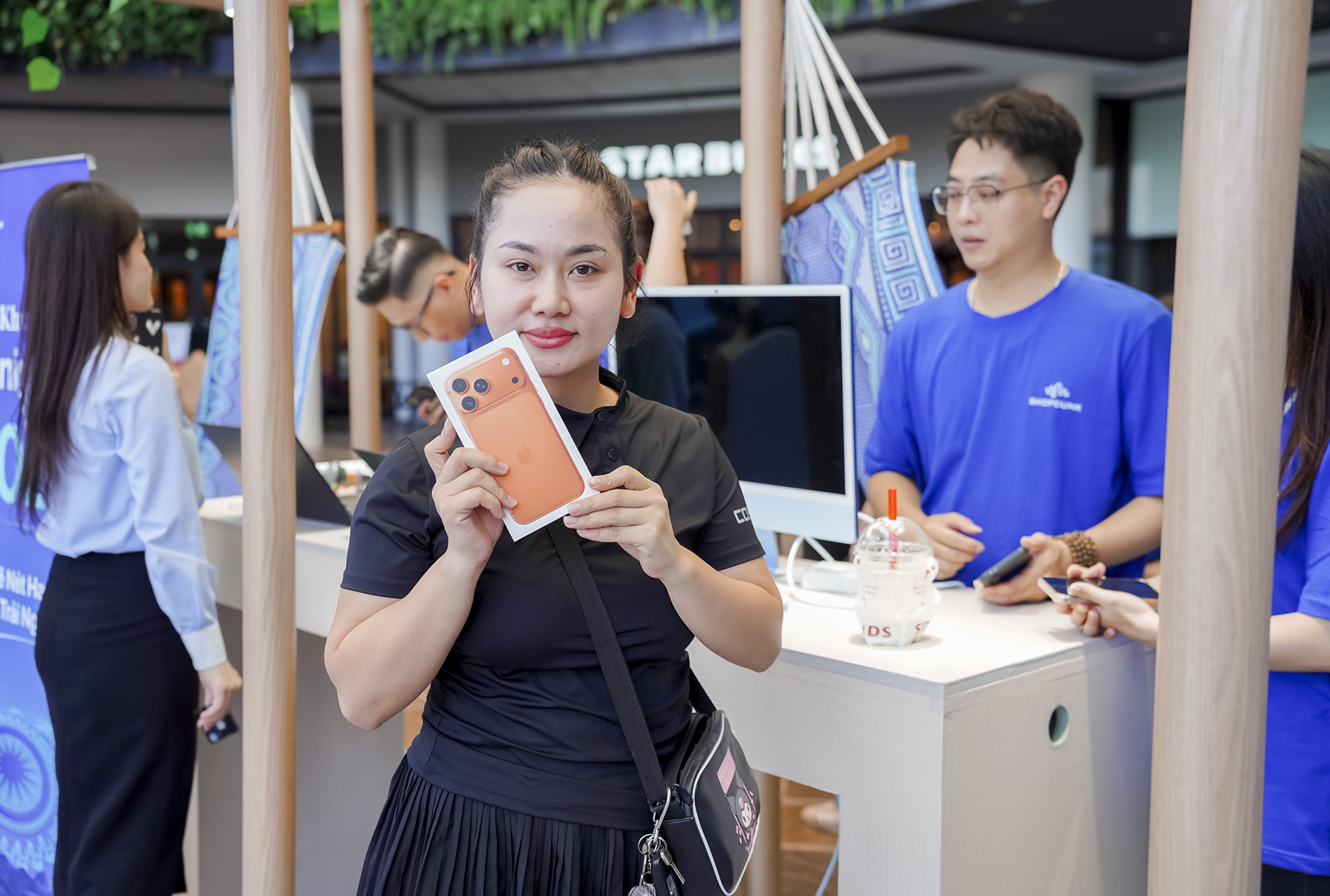 iPhone 17 chính thức mở bán tại Việt Nam, hàng nghìn máy bàn giao cho khách sáng ngày 19/9 - Ảnh 4