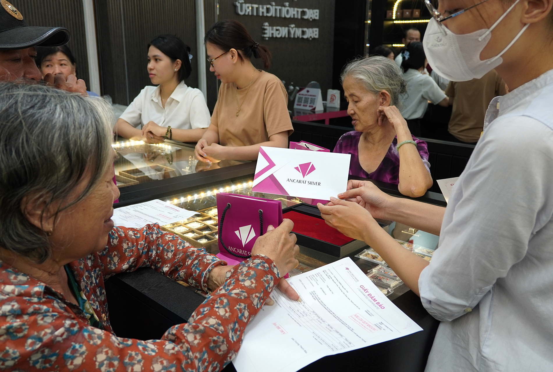 Giá bạc lập đỉnh cao nhất hơn một thập kỷ, người dân xếp hàng mua khiến bạc "cháy hàng" - Ảnh 2