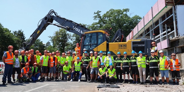 Công trường với 25.000 m3 vật liệu được san phẳng mà không tốn một giọt xăng: Thế giới chưa có tiền lệ - Ảnh 2