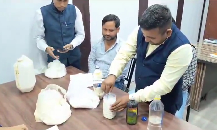 Đột kích một cơ sở, công an triệt phá đường dây sản xuất sữa giả suốt 20 năm, tịch thu loạt hóa chất kali, sorbitol và máy pha trộn công nghiệp - Ảnh 1