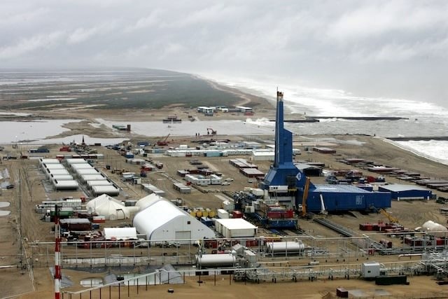 Mất quyền tiếp cận 150 triệu thùng dầu ngoài khơi của Nga, ‘ông lớn’ năng lượng Mỹ rục rịch ‘nối lại tình xưa’ với Moscow nhằm thu hồi khoản lỗ 4,6 tỷ USD từ 3 năm trước - Ảnh 1