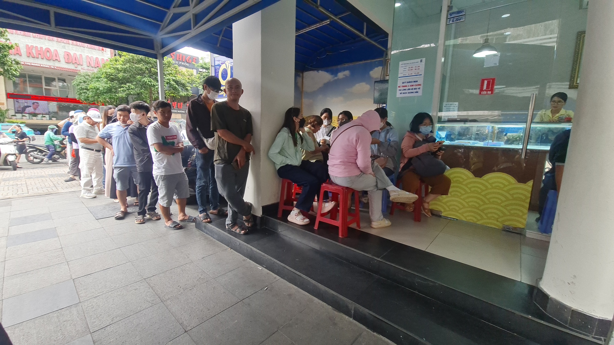 Giá vàng vượt 140 triệu đồng, chuyên gia cảnh báo nóng khi xếp hàng mua vào thời điểm này - Ảnh 3