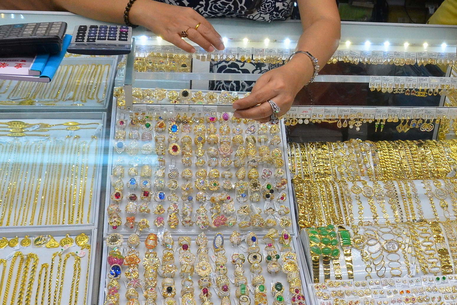 Giá vàng hôm nay 28-9: Đồng loạt dự báo tăng tiếp - Ảnh 1