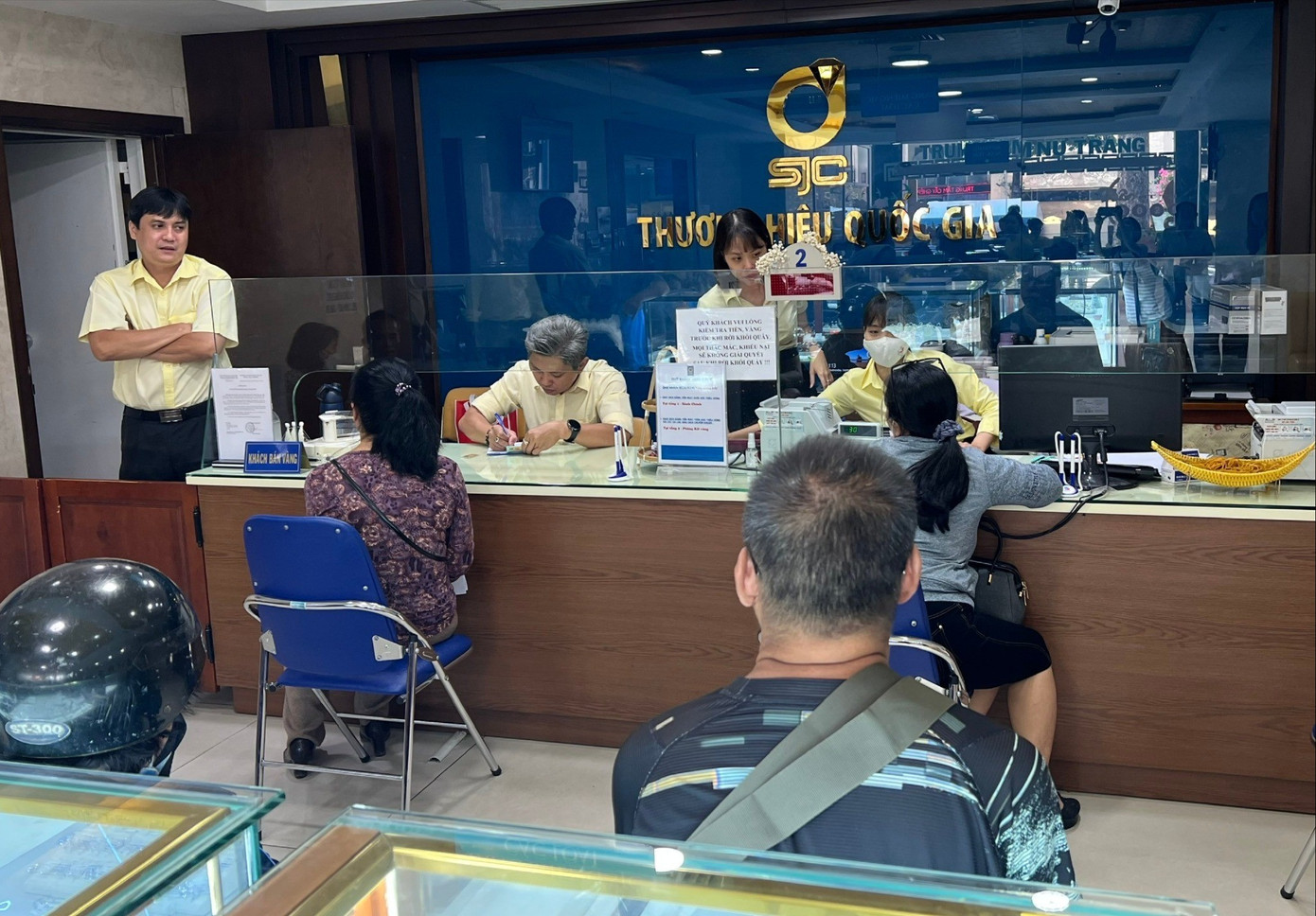 Khuyến cáo việc người dân xếp hàng mua vàng - Ảnh 1