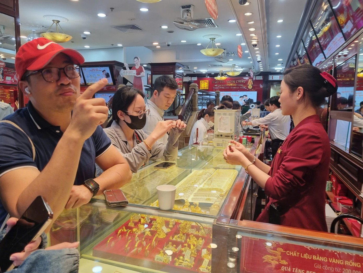 Giá vàng tăng không ngừng: Nên quản hay buông? - Ảnh 2