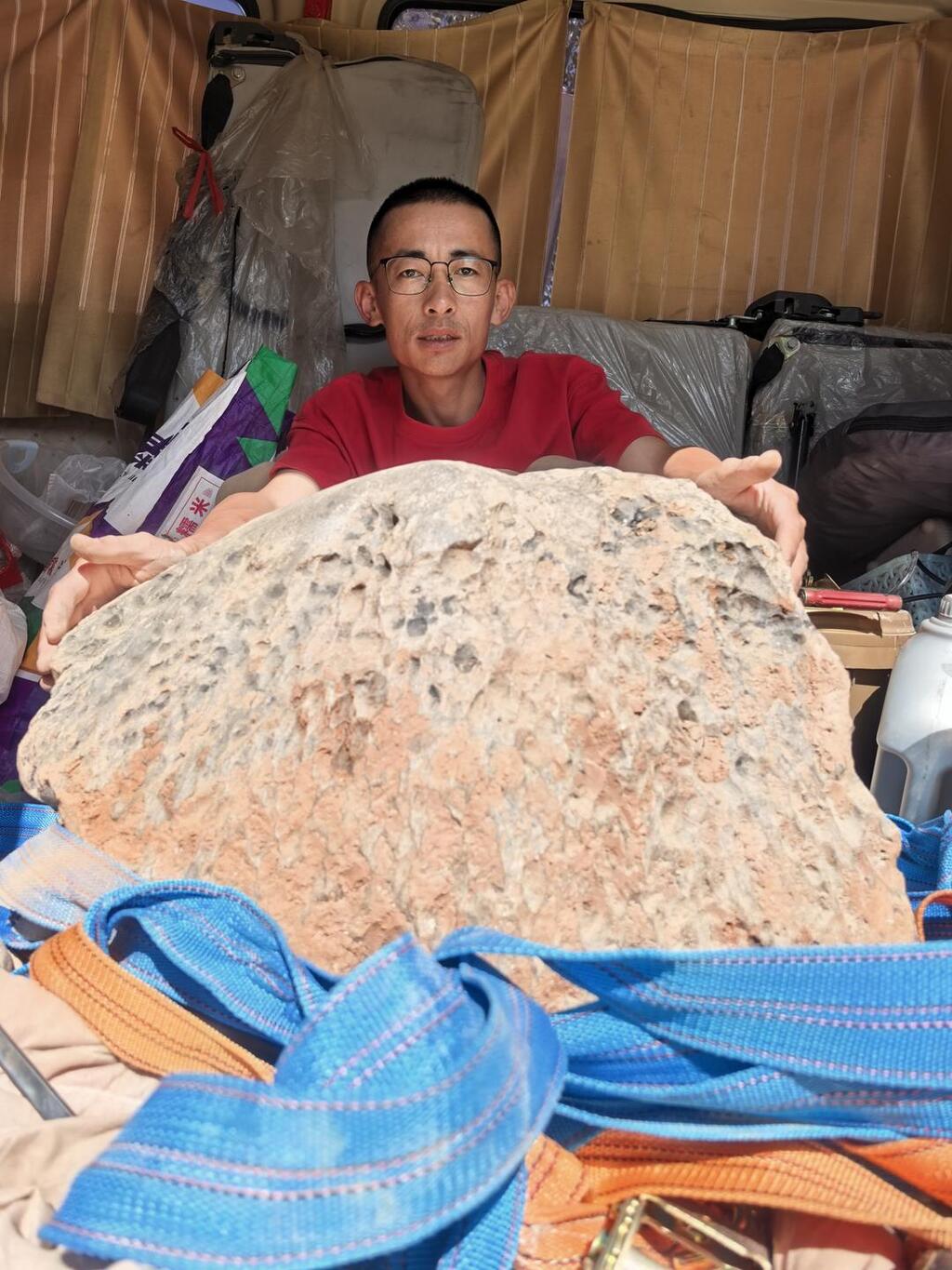 Đào đất hơn 10 tiếng, người đàn ông phát hiện vật thể lạ nặng tới 423 kg khiến giới khoa học kinh ngạc - Ảnh 1