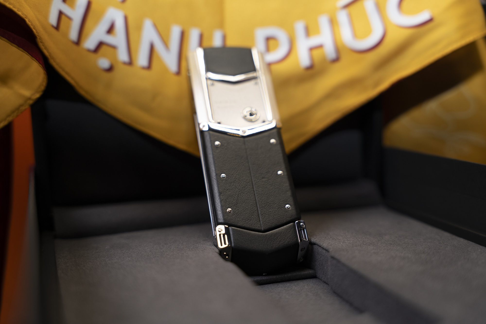 Sốc với chiếc điện thoại 2,2 tỷ đồng ở Việt Nam: Đại gia Việt vẫn là chịu chơi nhất Đông Nam Á - Ảnh 1