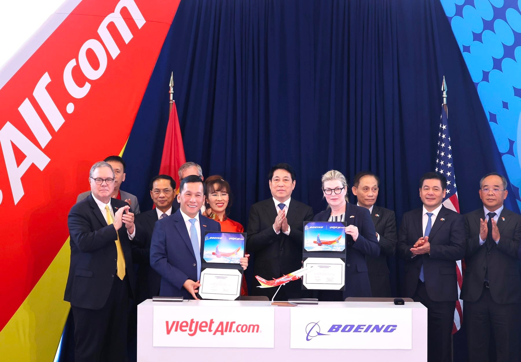 Tập đoàn của tiến sĩ Nguyễn Thị Phương Thảo nhận bàn giao tàu bay Boeing 737-8 đầu tiên trong đơn hàng trị giá 32 tỷ USD - Ảnh 1