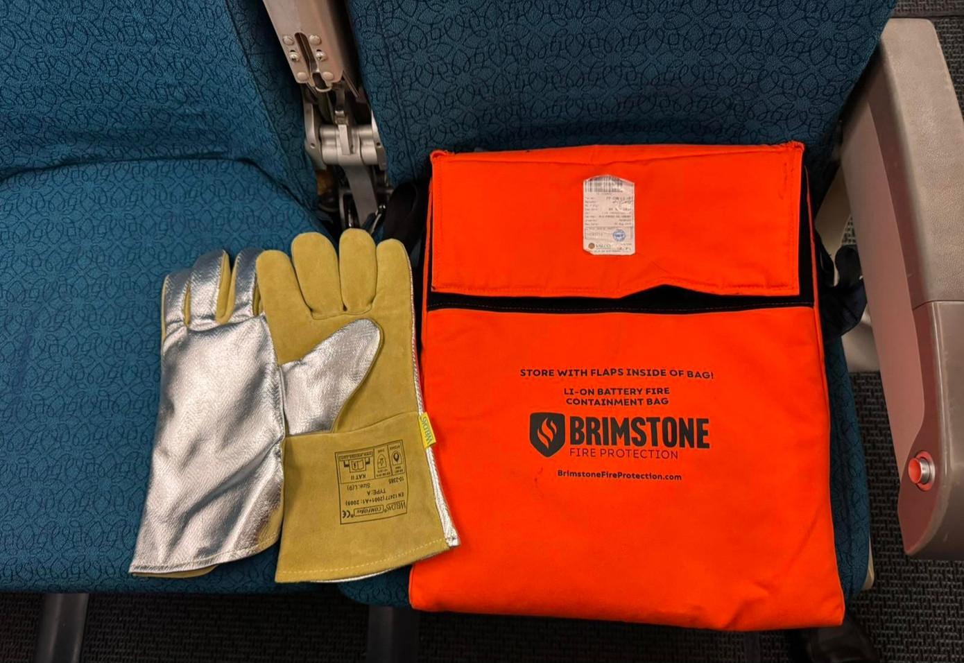 Cấm dùng pin sạc dự phòng trên máy bay Vietnam Airlines - Ảnh 1