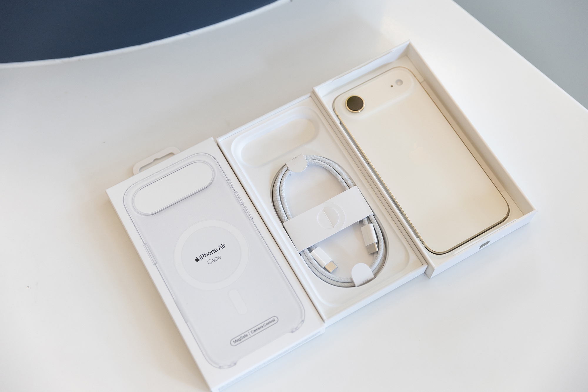 Mở hộp chiếc iPhone mỏng nhất thế giới vừa mở bán chính hãng tại Việt Nam - Ảnh 2