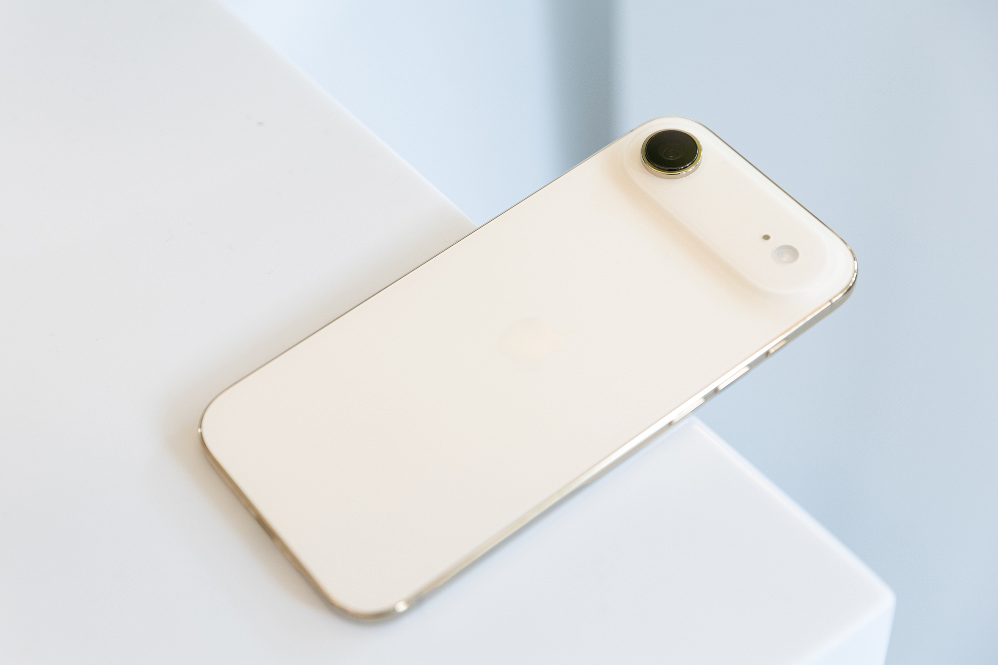 Mở hộp chiếc iPhone mỏng nhất thế giới vừa mở bán chính hãng tại Việt Nam - Ảnh 4