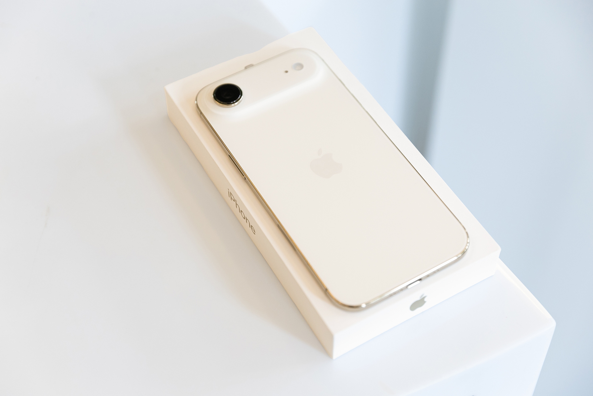 Mở hộp chiếc iPhone mỏng nhất thế giới vừa mở bán chính hãng tại Việt Nam - Ảnh 3