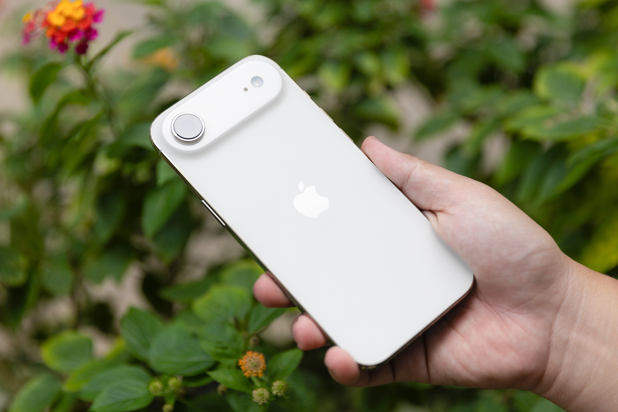 Mở hộp chiếc iPhone mỏng nhất thế giới vừa mở bán chính hãng tại Việt Nam - Ảnh 9