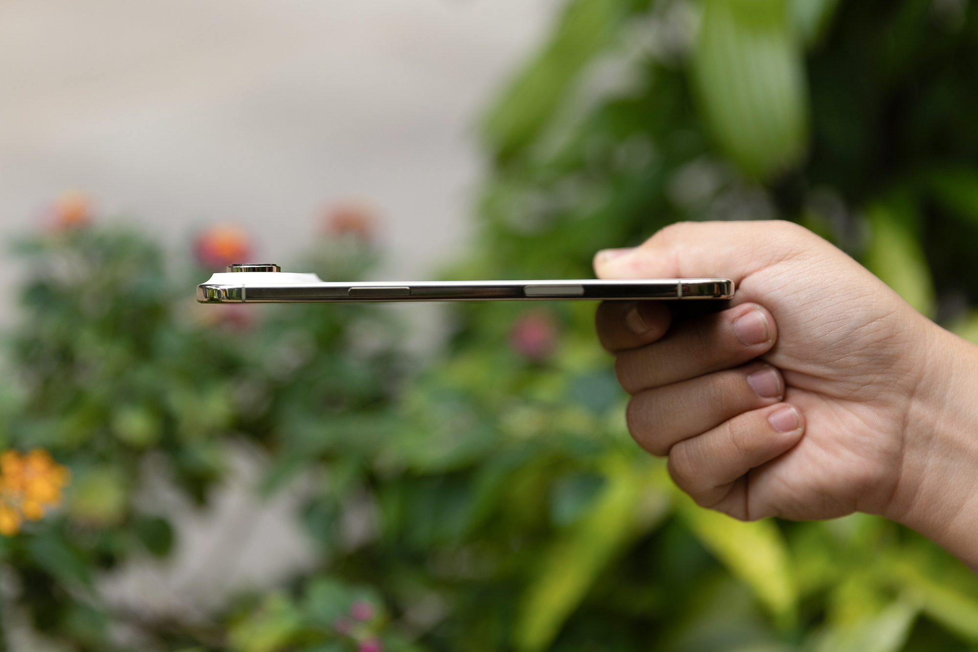 Mở hộp chiếc iPhone mỏng nhất thế giới vừa mở bán chính hãng tại Việt Nam - Ảnh 7