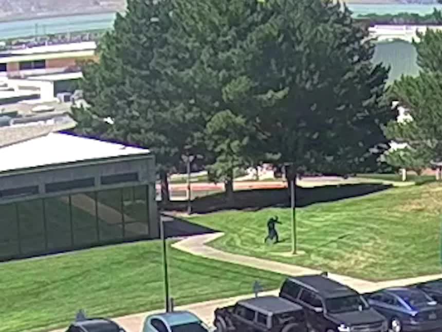 Toàn cảnh phiên điều trần nghi phạm ám sát đồng minh của Tổng thống Trump: Có thể đối mặt mức án tử hình - Ảnh 2