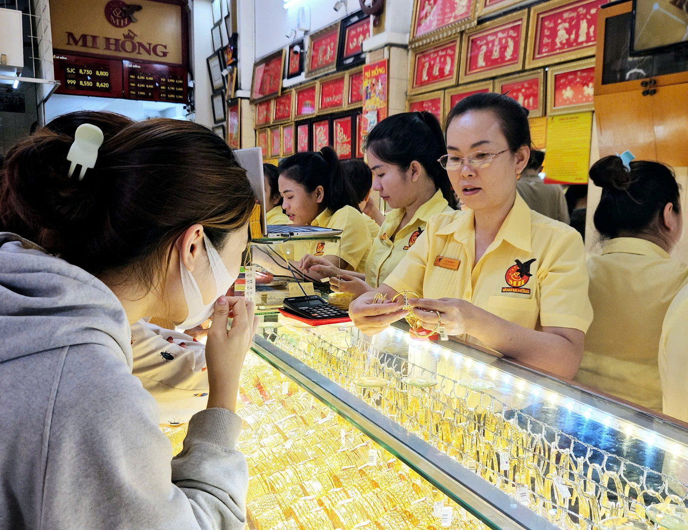 Giá vàng đồng loạt giảm rất mạnh - Ảnh 1