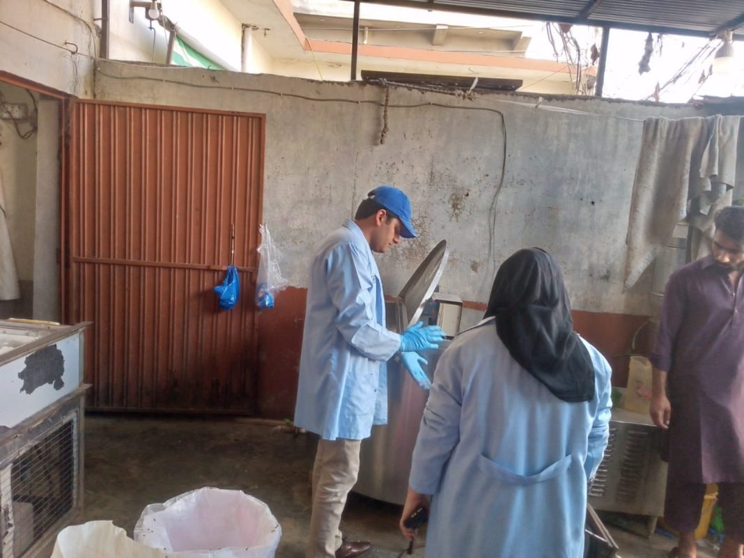 Nhận tin mật rồi đột kích một cơ sở, công an triệt phá đường dây sản xuất sữa giả từ hóa chất, tịch thu 6.000 lít và 300 kg bột pha trộn - Ảnh 1