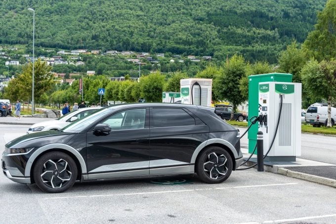 Đại sứ Na Uy nhiều lần đi xe điện VinFast tại Việt Nam: “Tôi hy vọng sẽ thấy loại xe này ở Na Uy” - Ảnh 2