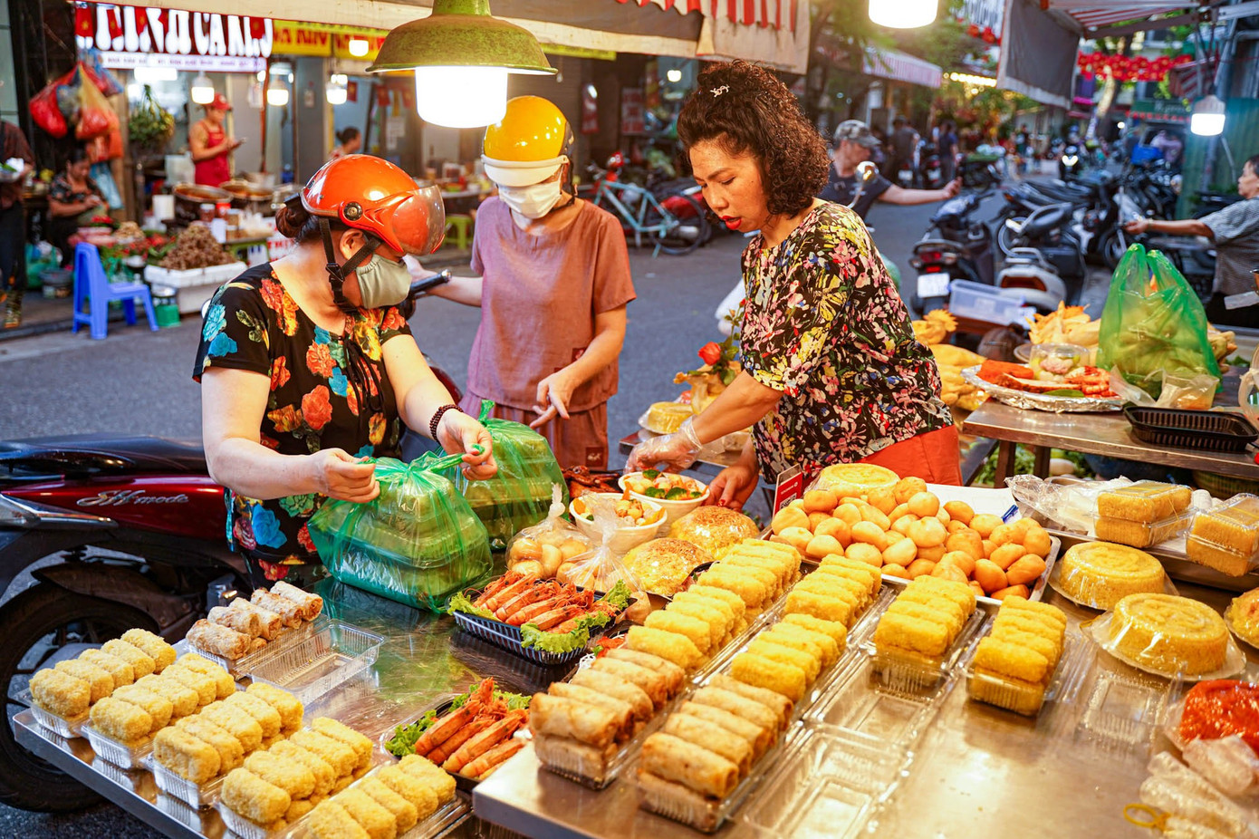 Chợ “nhà giàu” Hà Nội sáng Rằm tháng 7: Gà ngậm hoa hồng giá nửa triệu đồng một con - Ảnh 10