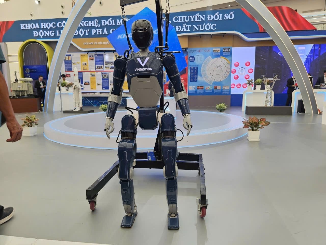 Lần đầu tiên xuất hiện robot do Nhà máy thủy điện lớn nhất Đông Nam Á của Việt Nam tự chế tạo, đang phát triển robot dạng chó, robot hình người - Ảnh 2