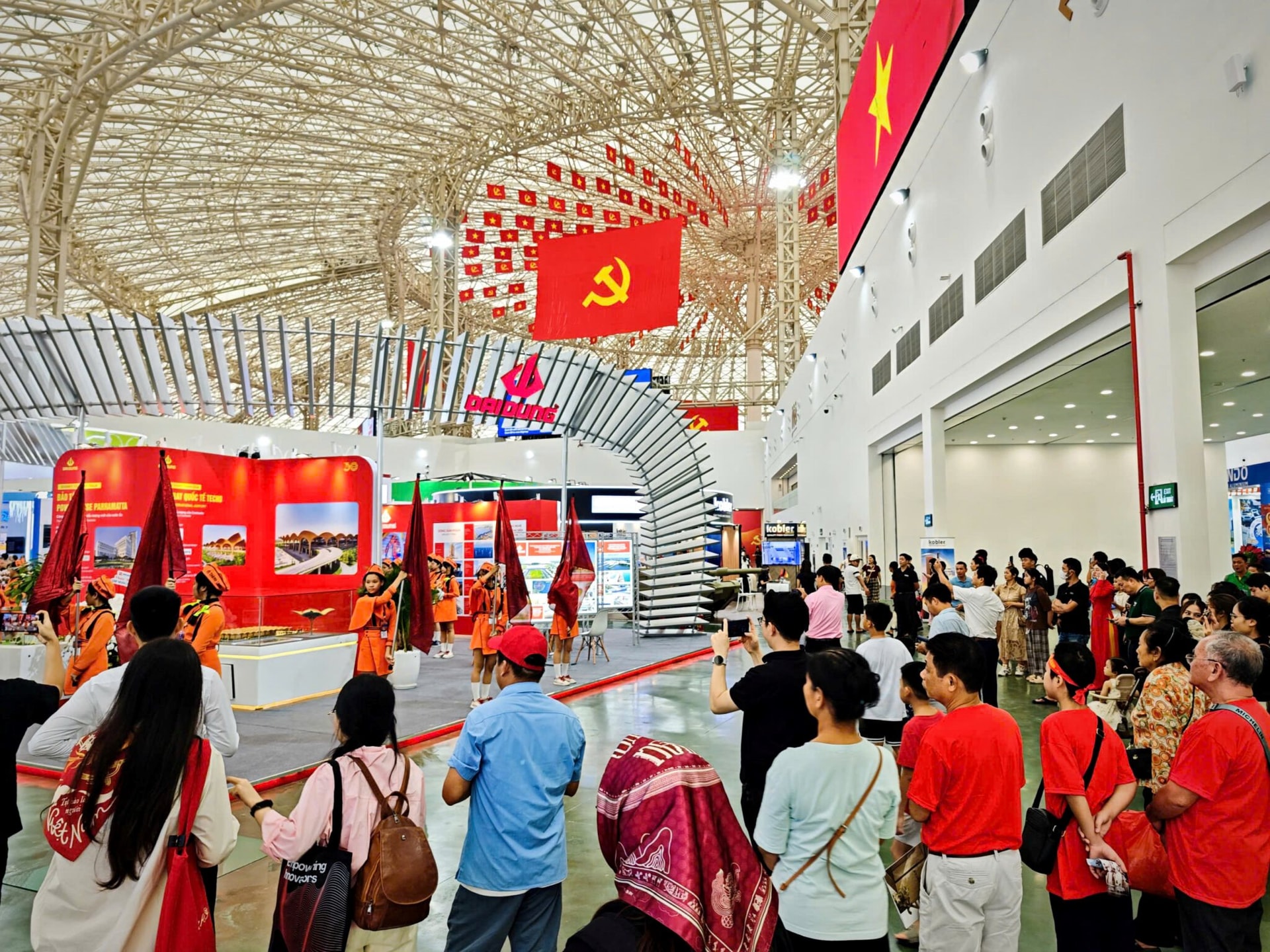 Thủ tướng khen vòm thép lớn nhất hành tinh do Đại Dũng thực hiện: Tốc độ thần tốc trong 10 tháng thay vì 2 năm, tôi rất tâm đắc và xúc động - Ảnh 2