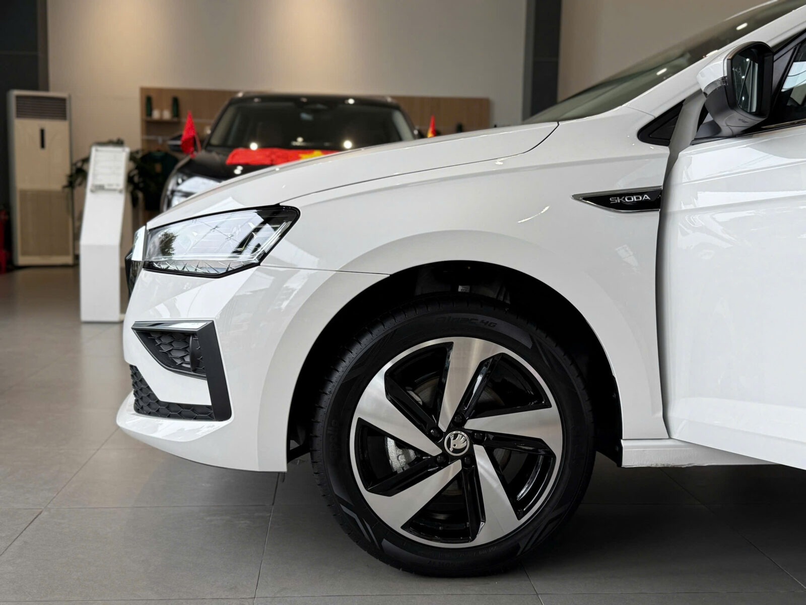 Một mẫu sedan cỡ B vừa ra mắt tại Việt Nam: Xe châu Âu, lắp ráp trong nước, giá thấp nhất 421 triệu đồng đấu 'căng đét' với Toyota Vios, Honda City - Ảnh 3