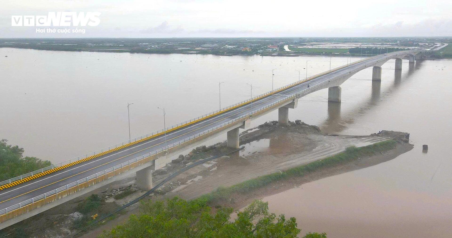 Chiêm ngưỡng cầu sông Hồng gần 1.000 tỷ đồng nối Hưng Yên với Ninh Bình - Ảnh 1