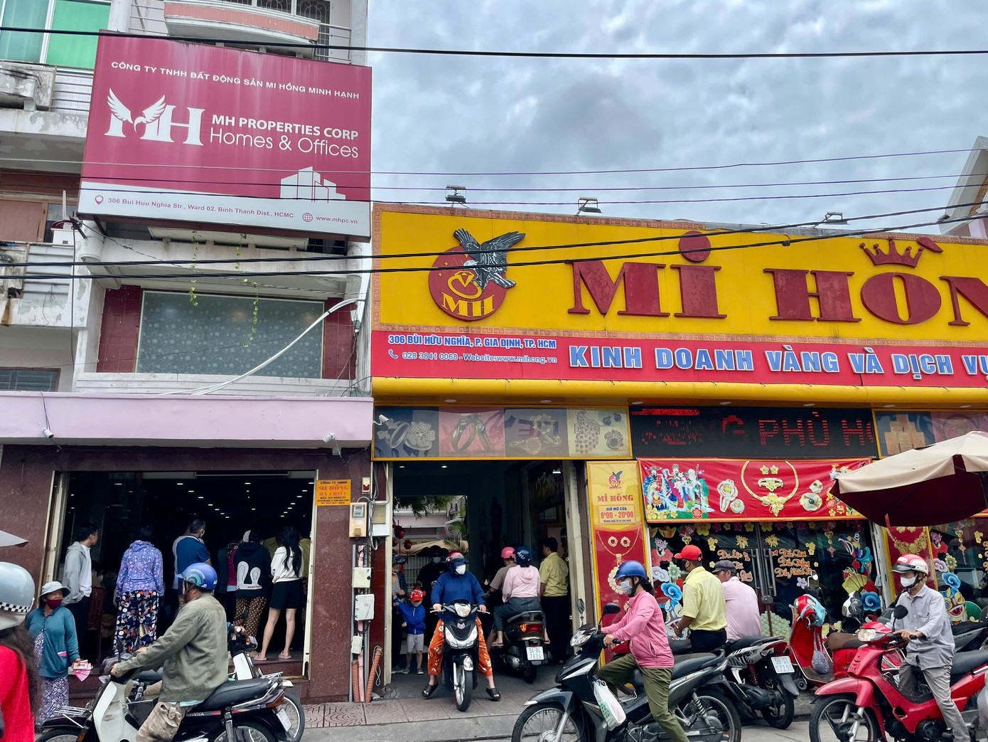 Cảnh trái ngược ở tiệm vàng giữa lúc giá tăng 'nóng' - Ảnh 3