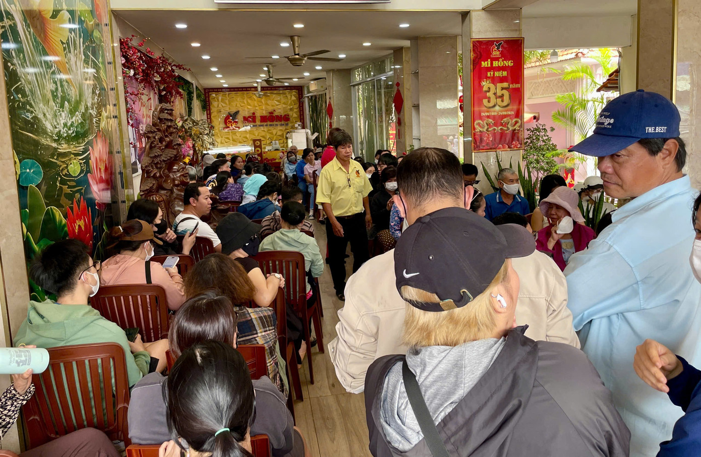 Cảnh trái ngược ở tiệm vàng giữa lúc giá tăng 'nóng' - Ảnh 4