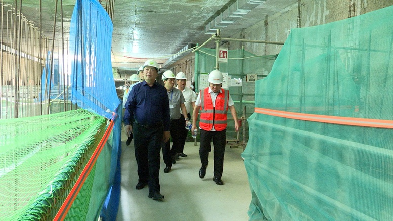 Bộ trưởng Xây dựng kiểm tra ga ngầm tuyến metro Nhổn – ga Hà Nội, yêu cầu đẩy nhanh tiến độ - Ảnh 1