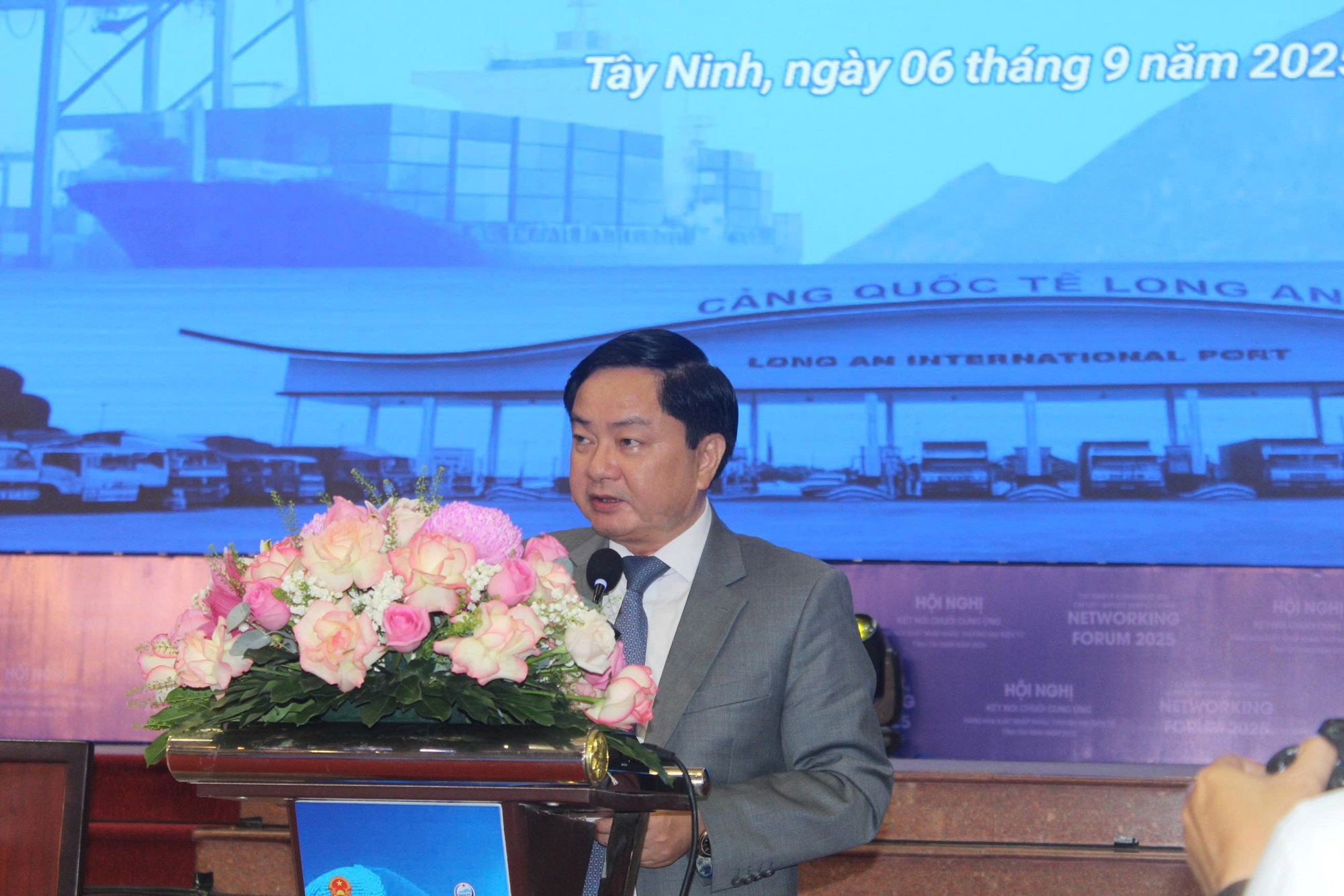 Bí thư Tỉnh ủy Tây Ninh phát biểu cam kết tại một hội nghị quan trọng - Ảnh 1