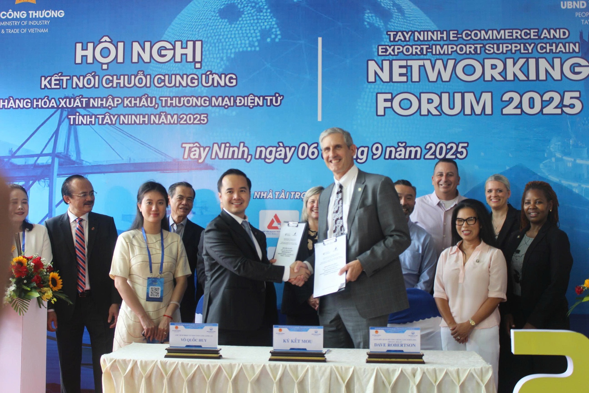 Bí thư Tỉnh ủy Tây Ninh phát biểu cam kết tại một hội nghị quan trọng - Ảnh 3