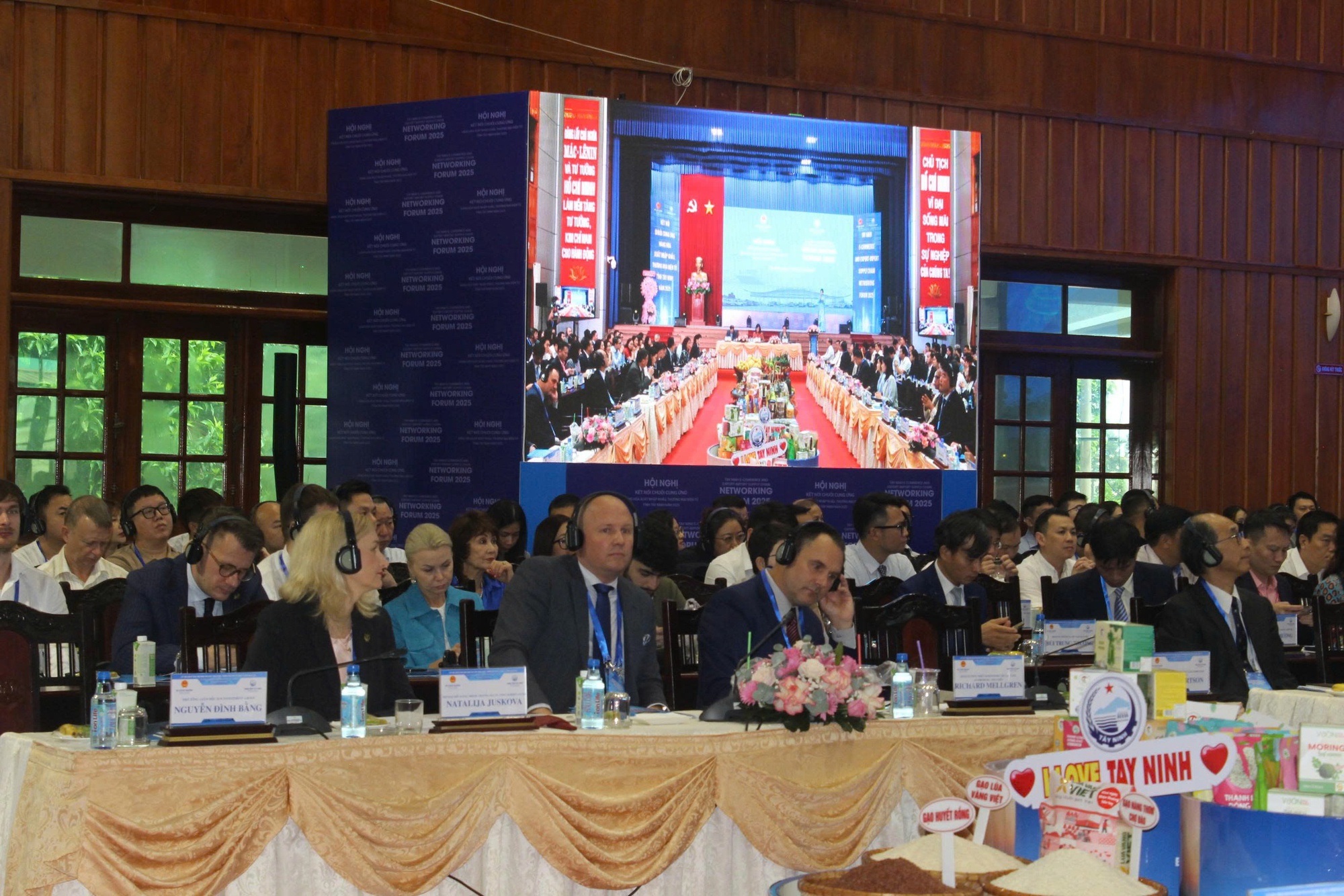 Bí thư Tỉnh ủy Tây Ninh phát biểu cam kết tại một hội nghị quan trọng - Ảnh 4