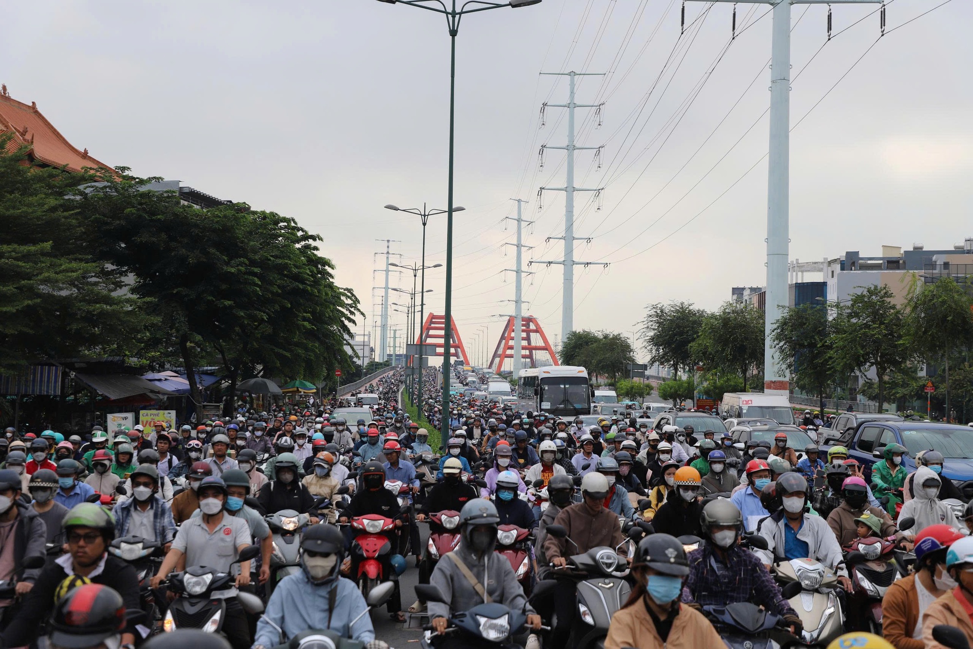 Phó Thủ tướng: Hà Nội và TP HCM sớm công khai lộ trình chuyển sang xe điện, kèm hỗ trợ - Ảnh 1