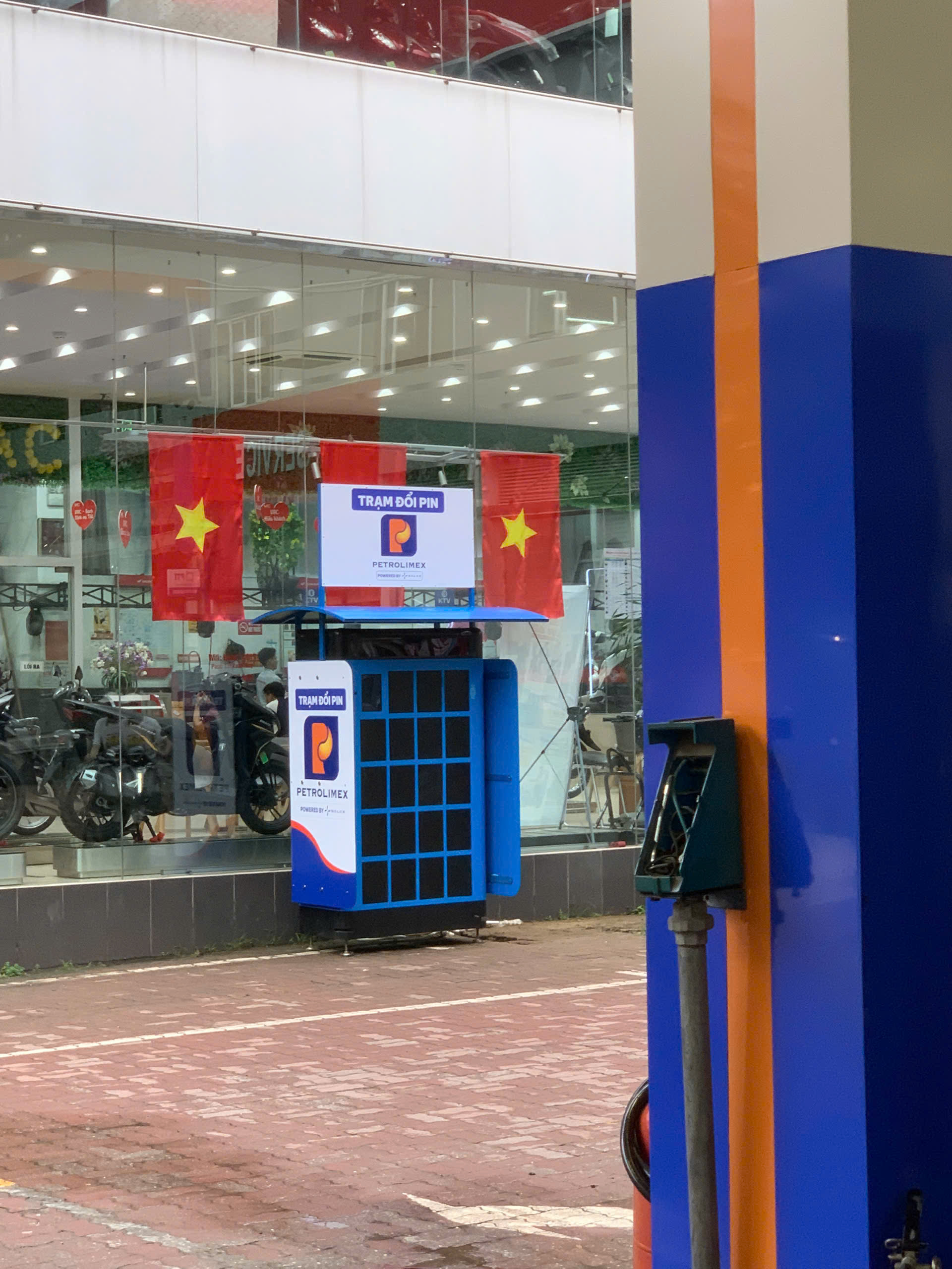 Trạm đổi pin Petrolimex đi vào hoạt động: Nhanh hơn đổ xăng, xe máy điện nhiều hãng có thể dùng chung - Ảnh 2