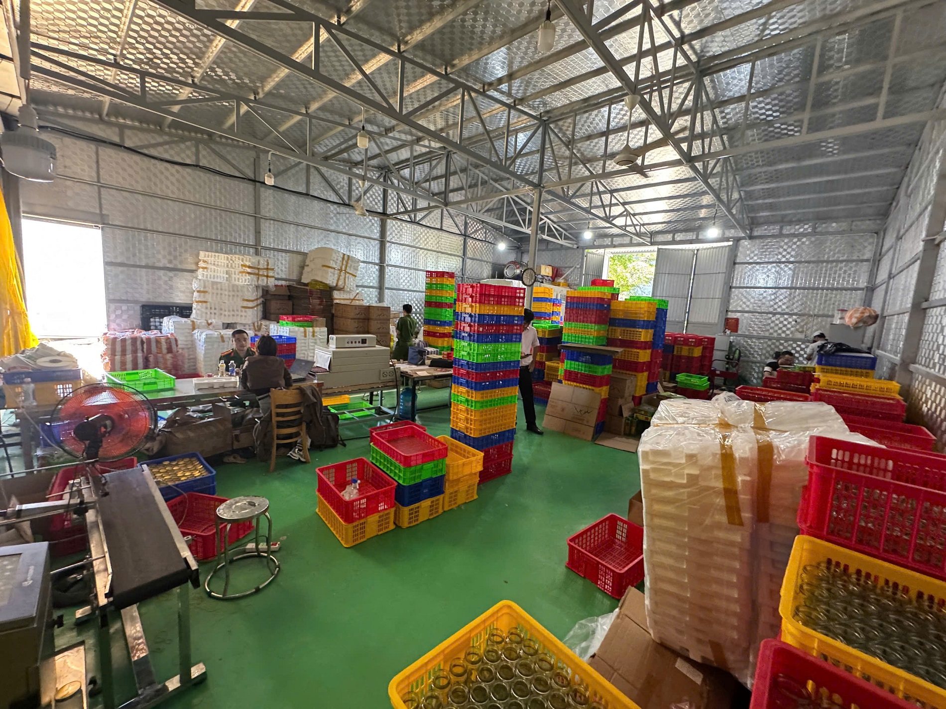 Bí mật kinh hoàng bên trong gần 38.000 lọ nước yến thành phẩm tại xưởng sản xuất ở Đà Nẵng - Ảnh 5