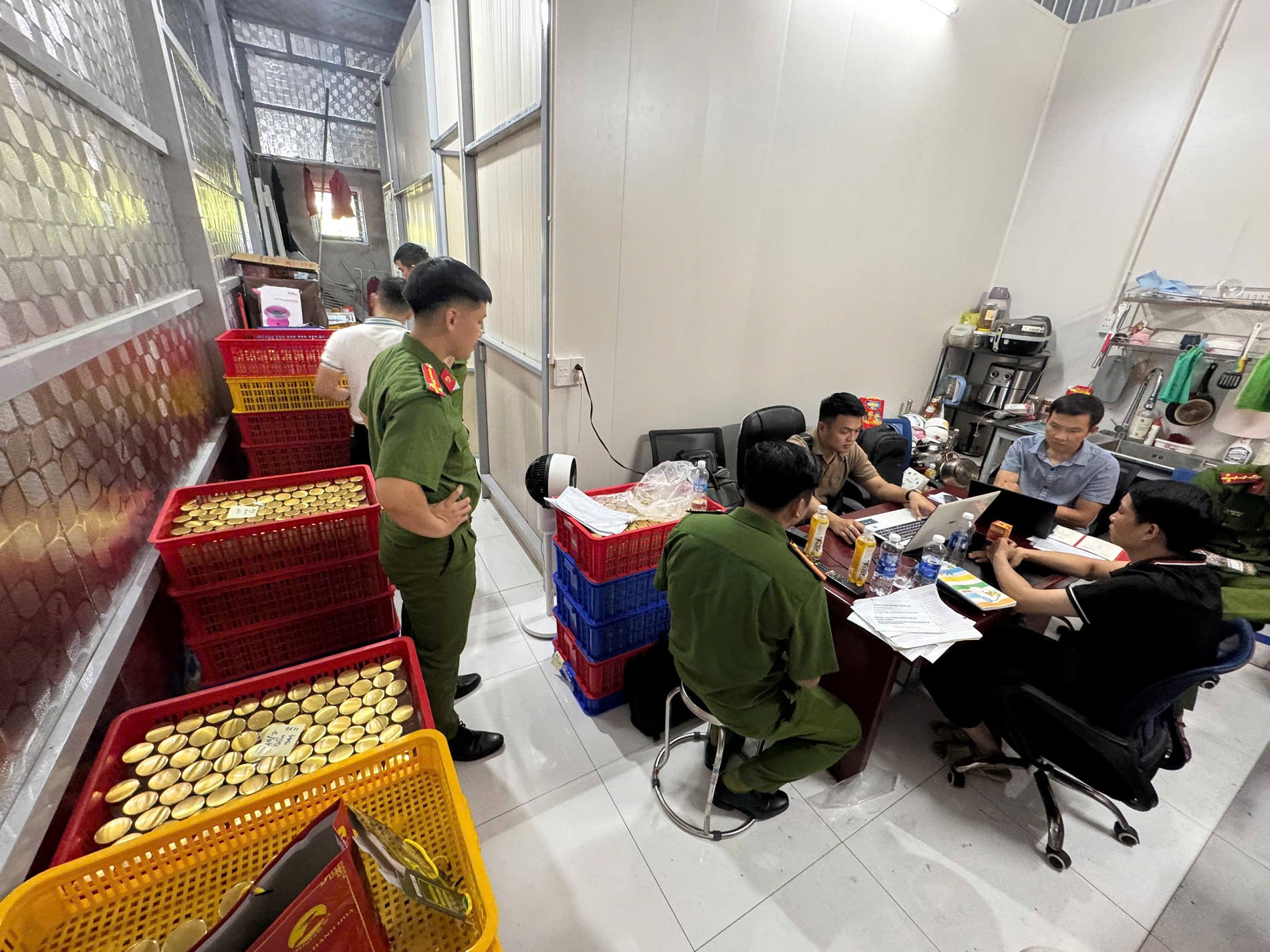 Bí mật kinh hoàng bên trong gần 38.000 lọ nước yến thành phẩm tại xưởng sản xuất ở Đà Nẵng - Ảnh 1