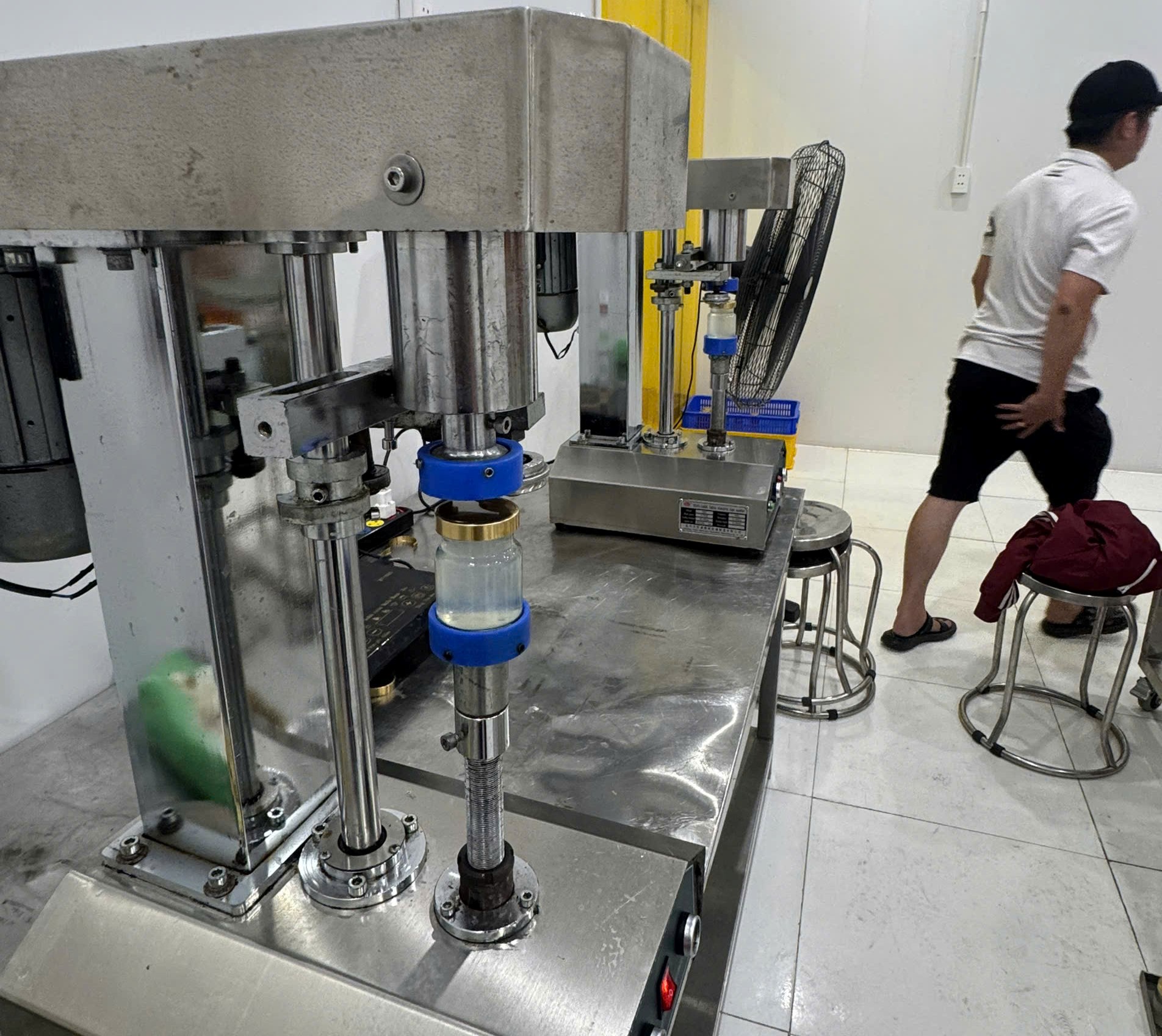 Phát hiện hơn 38.000 lọ nước yến giả, bán đi khắp Đà Nẵng, Hải Phòng, Thanh Hóa - Ảnh 2