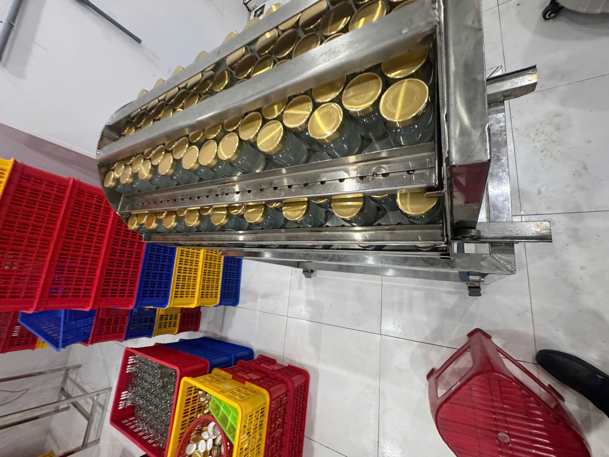 Phát hiện hơn 38.000 lọ nước yến giả, bán đi khắp Đà Nẵng, Hải Phòng, Thanh Hóa - Ảnh 3