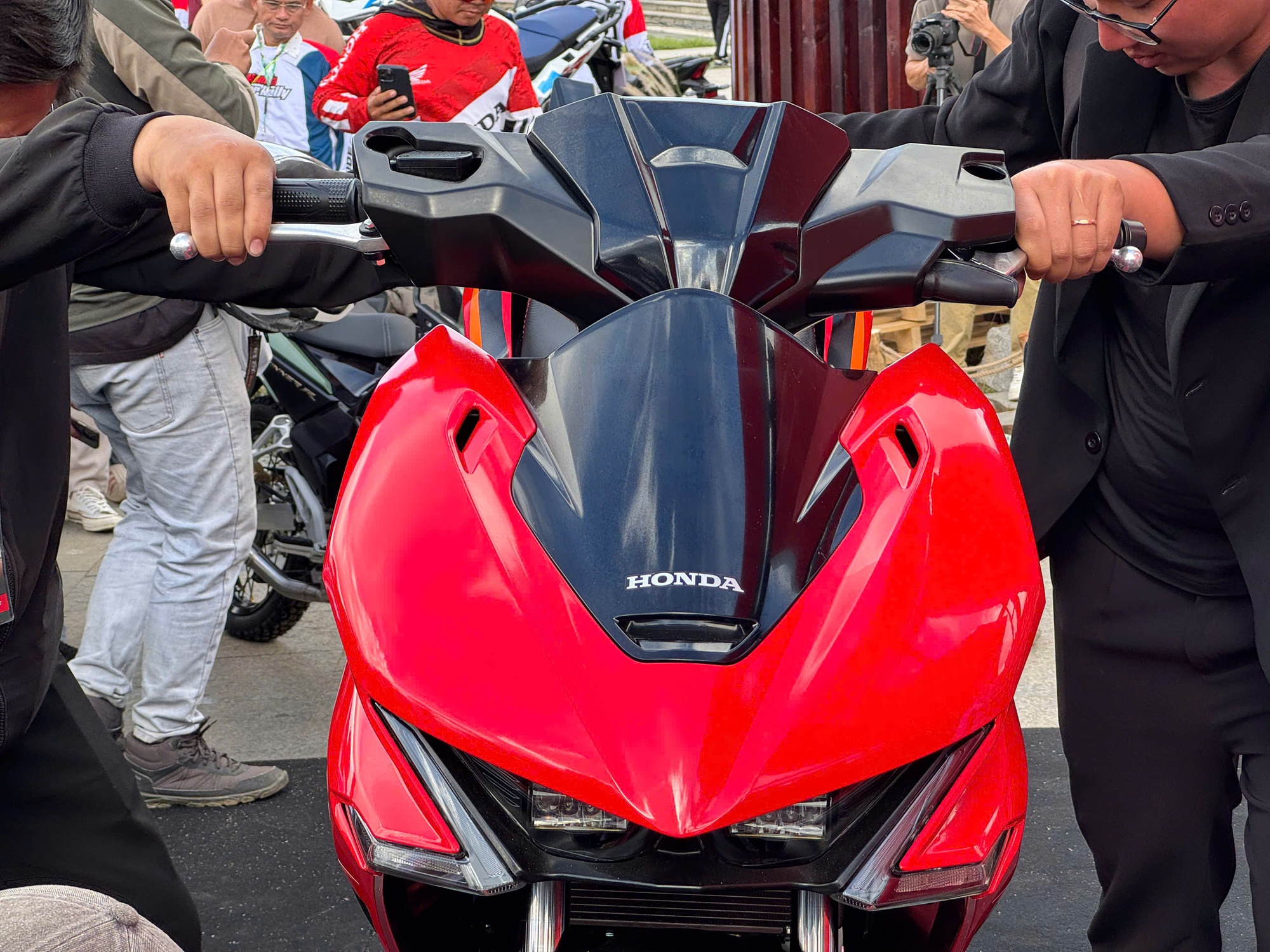 Honda ra mắt 3 xe máy mới: Winner R 'lột xác', ADV350 lần đầu xuất hiện, Rebel 1100 nâng cấp mới - Ảnh 3