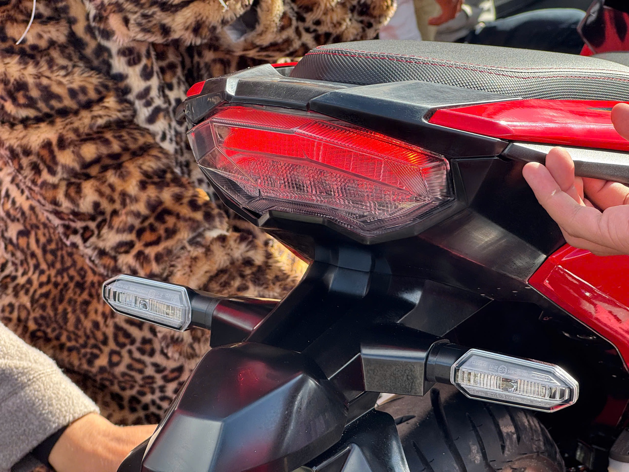 Honda ra mắt 3 xe máy mới: Winner R 'lột xác', ADV350 lần đầu xuất hiện, Rebel 1100 nâng cấp mới - Ảnh 8