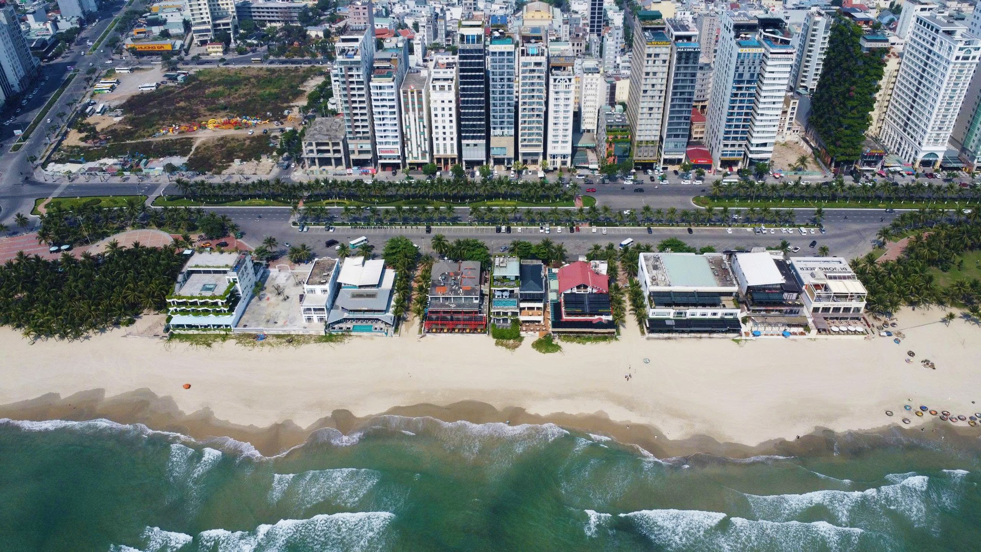 Một khách sạn ven biển Đà Nẵng bị phạt 564 triệu đồng - Ảnh 1