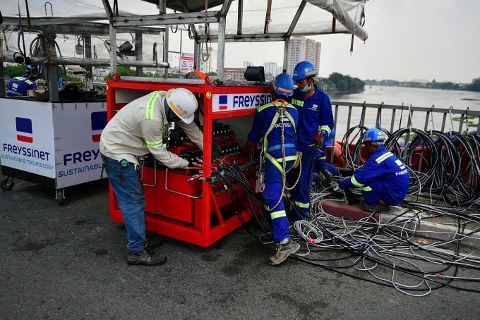 Chưa từng có tiền lệ ở Việt Nam: "Thần đèn" nâng cây cầu nặng 11.000 tấn lên cao thêm 1m, DN nào đứng sau? - Ảnh 2