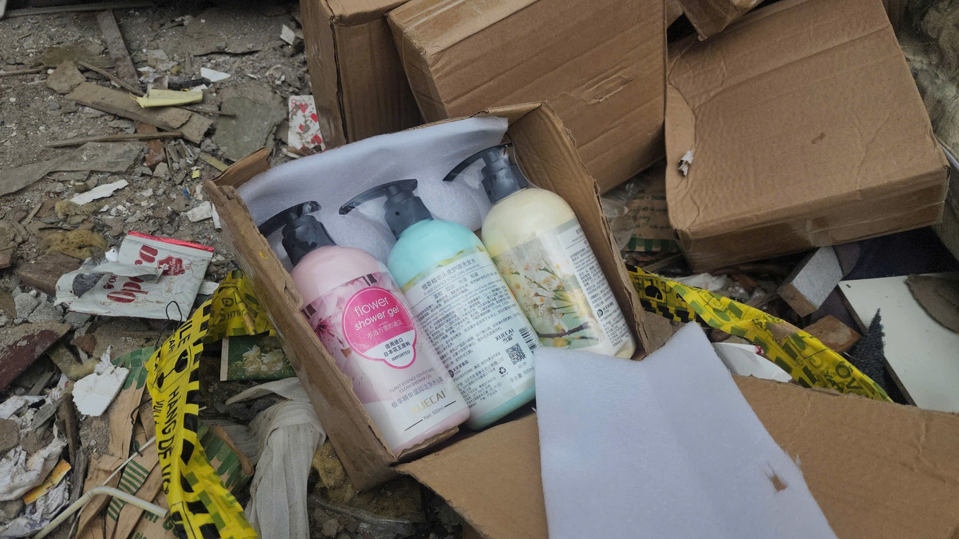 Mỹ phẩm không rõ nguồn gốc vứt ngổn ngang tại bãi rác tự phát ở Hà Nội - Ảnh 8