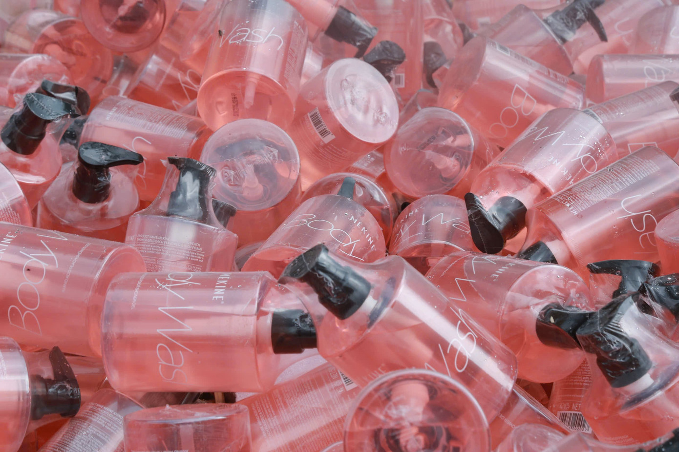 Mỹ phẩm không rõ nguồn gốc vứt ngổn ngang tại bãi rác tự phát ở Hà Nội - Ảnh 3