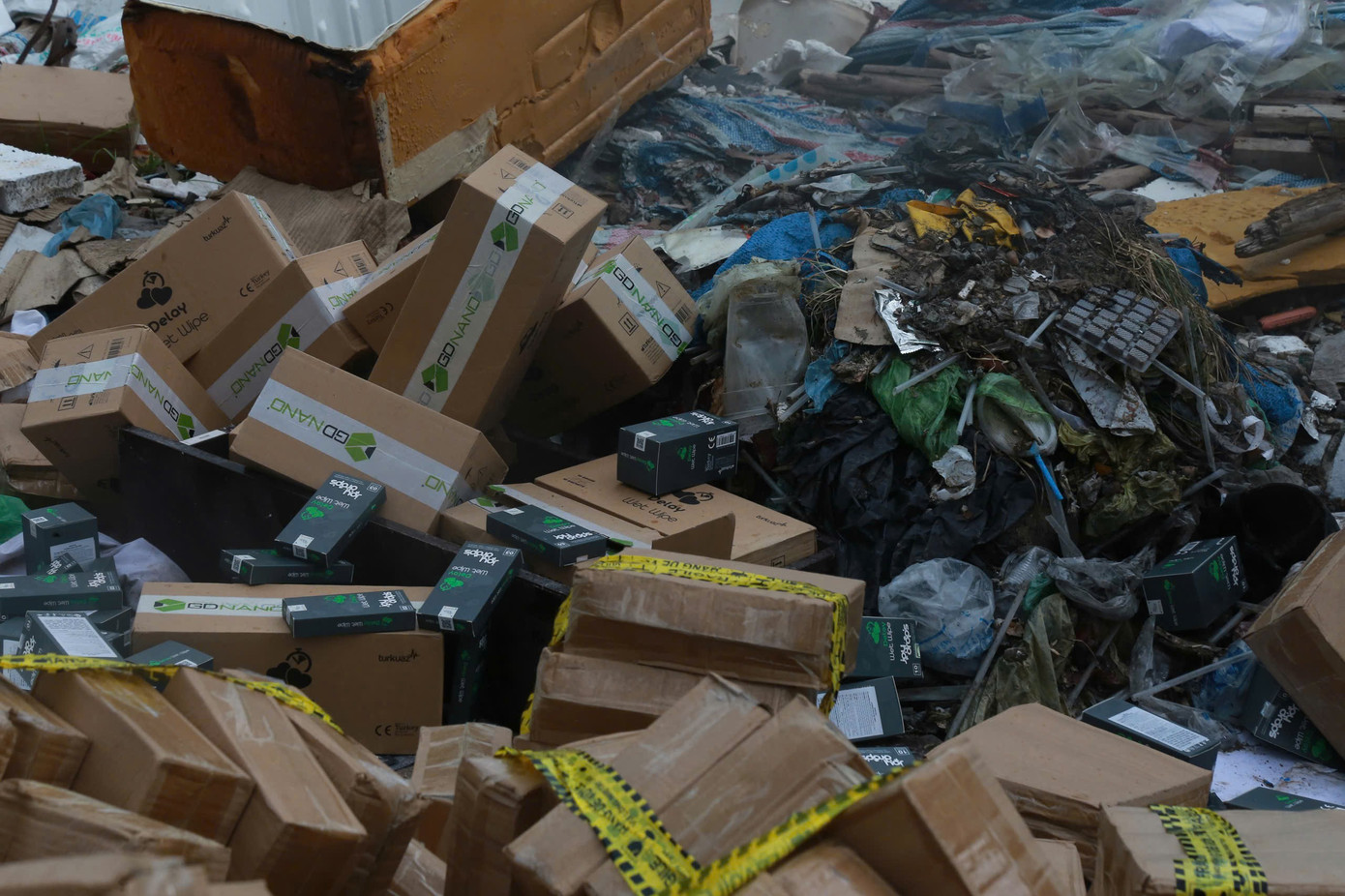 Mỹ phẩm không rõ nguồn gốc vứt ngổn ngang tại bãi rác tự phát ở Hà Nội - Ảnh 9