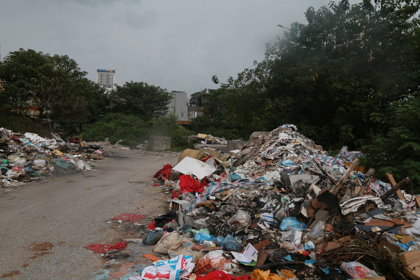 Mỹ phẩm không rõ nguồn gốc vứt ngổn ngang tại bãi rác tự phát ở Hà Nội - Ảnh 1