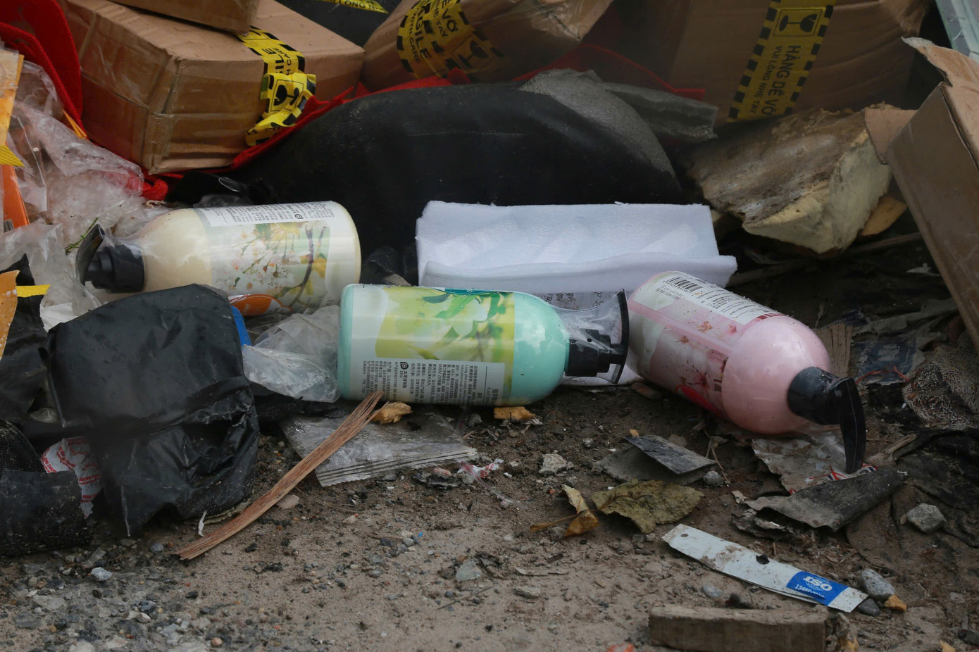 Mỹ phẩm không rõ nguồn gốc vứt ngổn ngang tại bãi rác tự phát ở Hà Nội - Ảnh 4