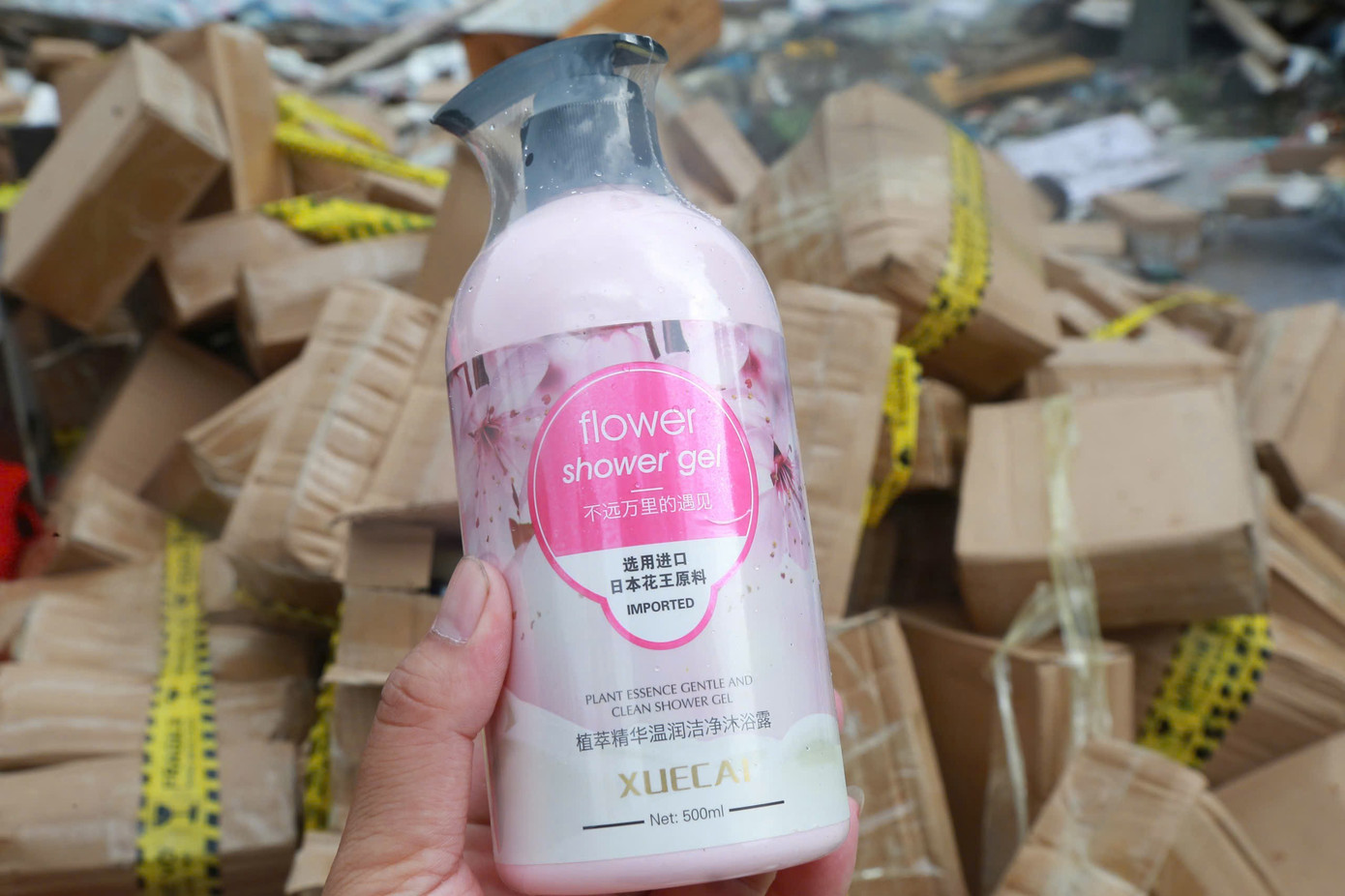 Mỹ phẩm không rõ nguồn gốc vứt ngổn ngang tại bãi rác tự phát ở Hà Nội - Ảnh 5