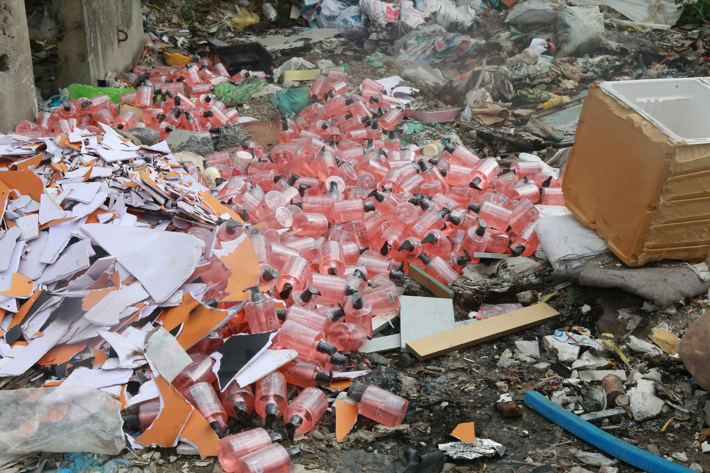 Mỹ phẩm không rõ nguồn gốc vứt ngổn ngang tại bãi rác tự phát ở Hà Nội - Ảnh 7